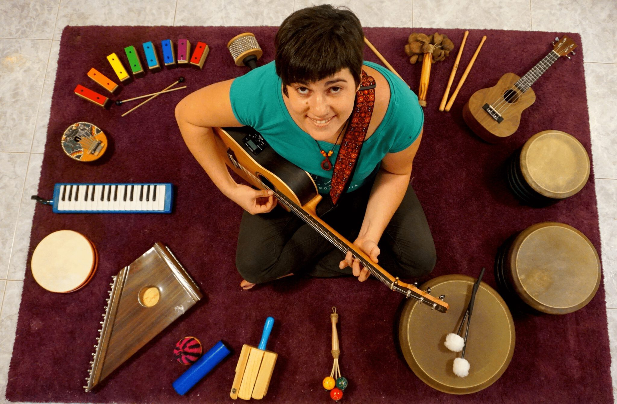 musicoterapeuta en una alfombra con instrumentos